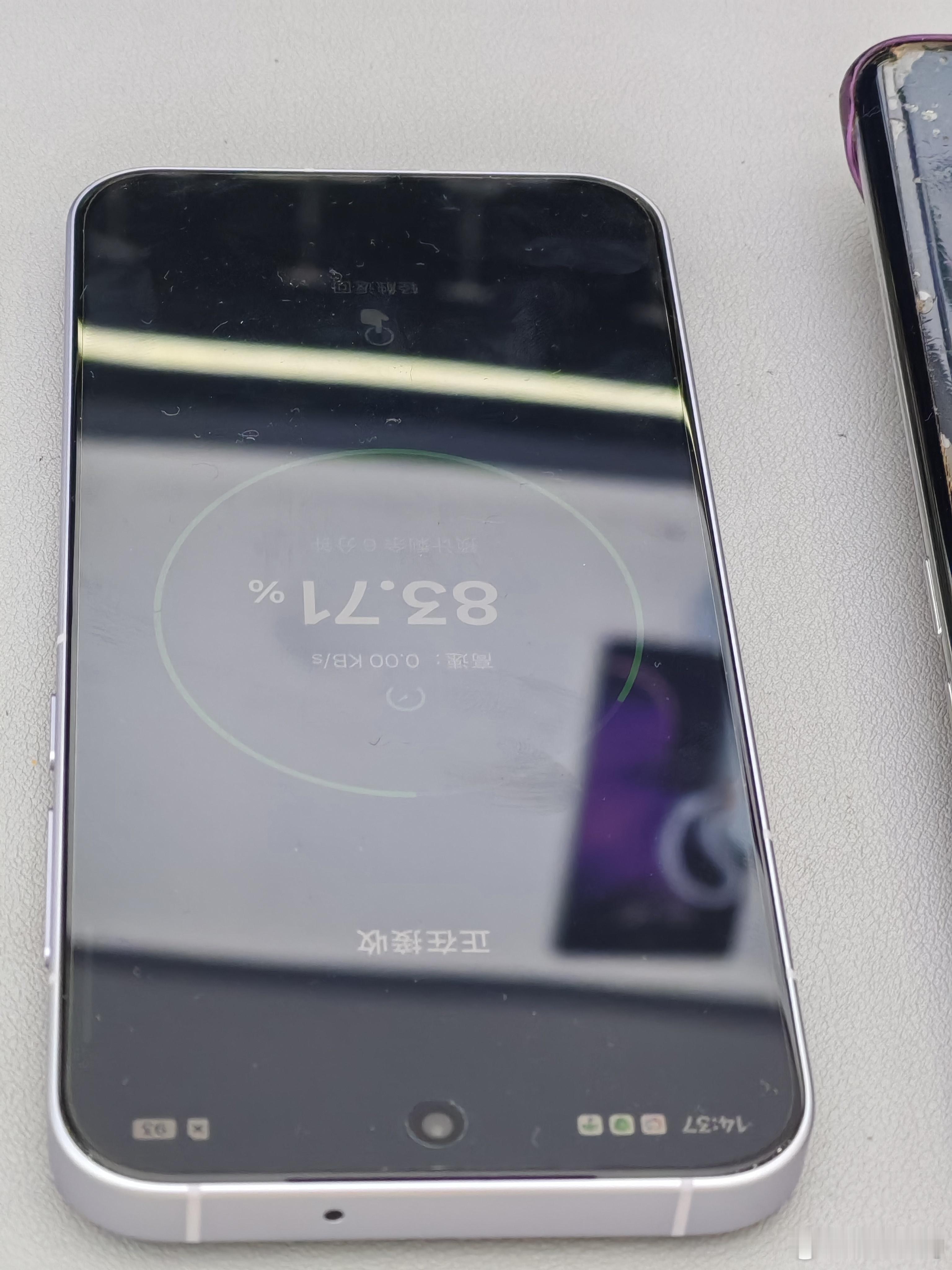 小棉袄花了大几千，给我换了一部OPPO 16，512G的大内存手机，这下足够我"造"上好几年了。

说实话，换手机这事，我一直是有点抵触的，想着到了生日再换更有点纪念意义吧。倒不是心疼那几个钱，实在是怕麻烦。这三年，我在老手机的备忘录里随手记了不少东西——读书摘抄、生活备忘、偶尔冒出来的几句感 ​
