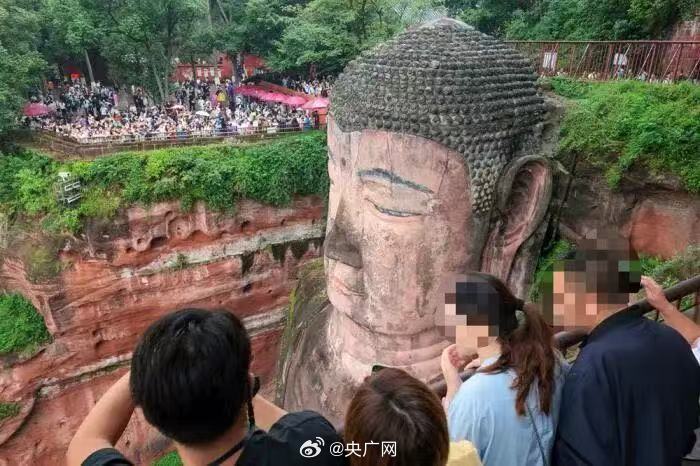 #7点出发#｜“文保工人给乐山大佛掏耳朵、掏鼻孔养护”？乐山大佛景区回应：视频系AI制作生成 ​