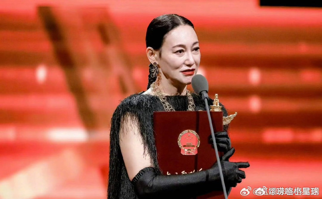 #惠英红每天4点半起来舔伤口# 人前永远从容笃定，人后却要在清晨悄悄消化伤痛，惠英红的经历，让我看见成年人不为人知的一面。 ​