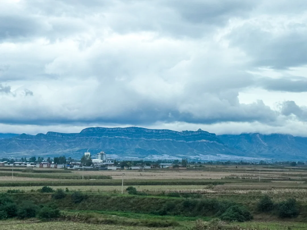从火车上看太行山脉