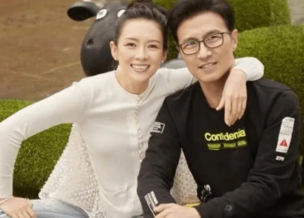 汪峰章子怡体面离婚：不是谁甩掉谁，只是慢慢失去共鸣
 
汪峰与章子怡曾同步发布离婚声明，八年婚姻画上句号。众人一直好奇分开原因，直到汪峰在访谈中红着眼道出心声：厌倦的不是章子怡，而是自己再也看不到她身上的光。
 
当年演唱会浪漫求婚，两人冲破外界质疑走到一起。章子怡用心对待家庭，悉心照顾小苹果与醒醒