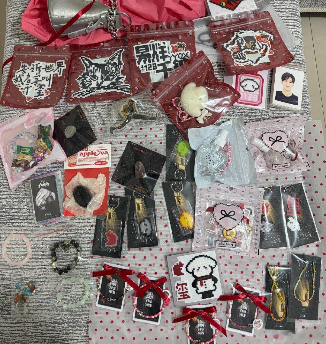 非常感谢这位鸟姐送了这么多物料#易烊千玺[超话]# ​