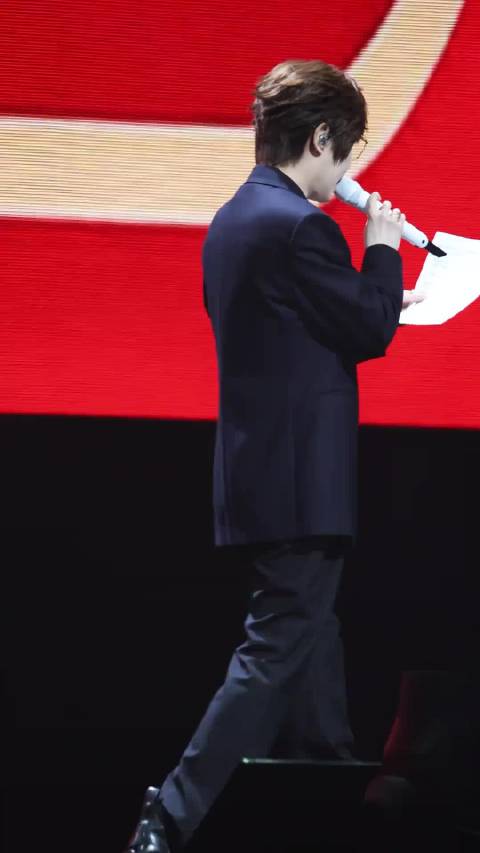 演唱会奖品卷出新高度！徐良抽奖帮粉丝承担房贷房租
 
徐良佛山演唱会的抽奖福利，在网上引发大量讨论。不同于常规演唱会周边礼品，本场设置了十分接地气的奖项，幸运观众可以获得一个月房贷、车贷或是房租资助。
 
如果中奖者没有这类生活开销，也能够直接兑换5000元现金。奖品瞄准打工人现实生活压力，务实的设