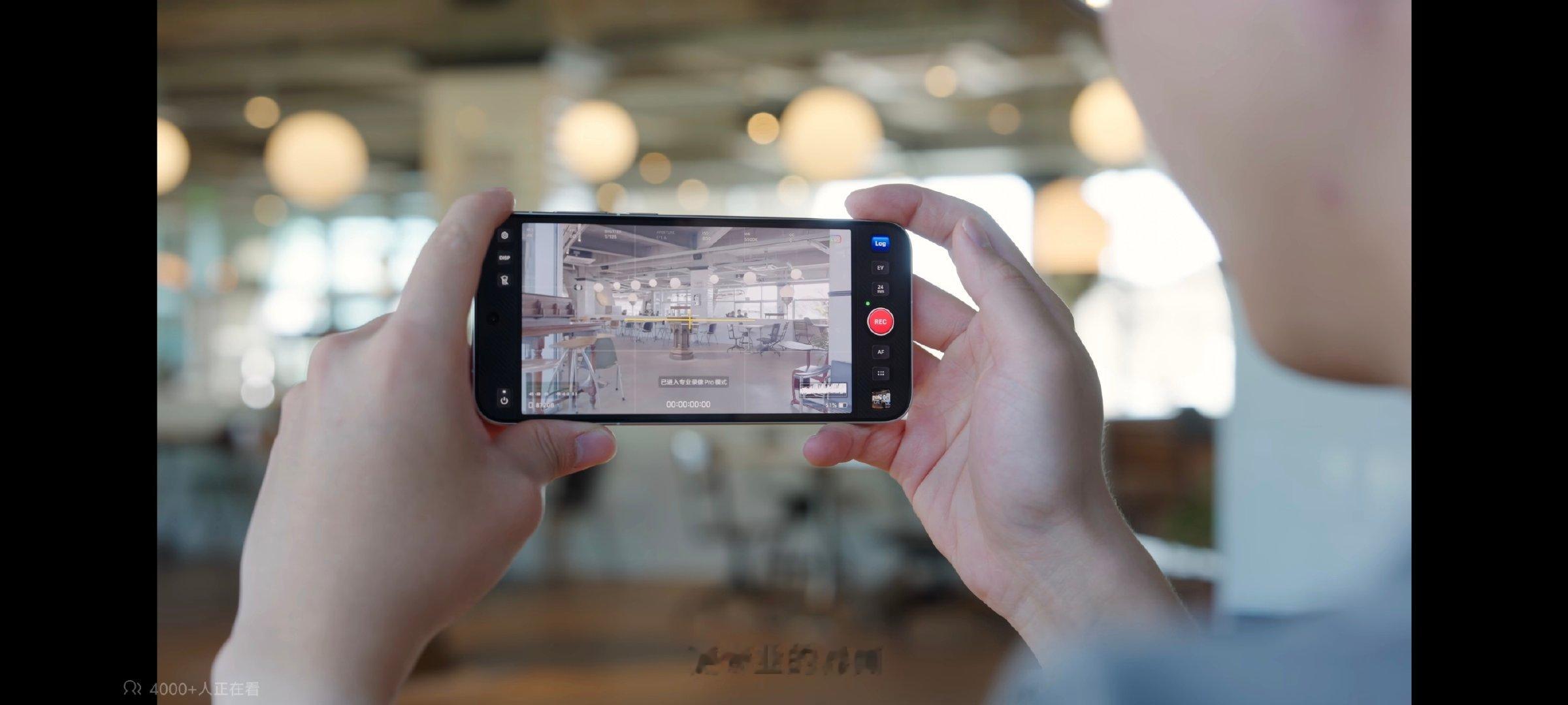 我就想问，vivo 这个专业视频拍摄界面什么时候能下放给 vivo X300 Pro？vivo 这几代的视频拍摄能力非常强，但是软件版本却一直没有做到同步更新，当然可能同行也是这样做的[允悲]还是希望各个版本的适配能够快一点#科技先锋官# ​