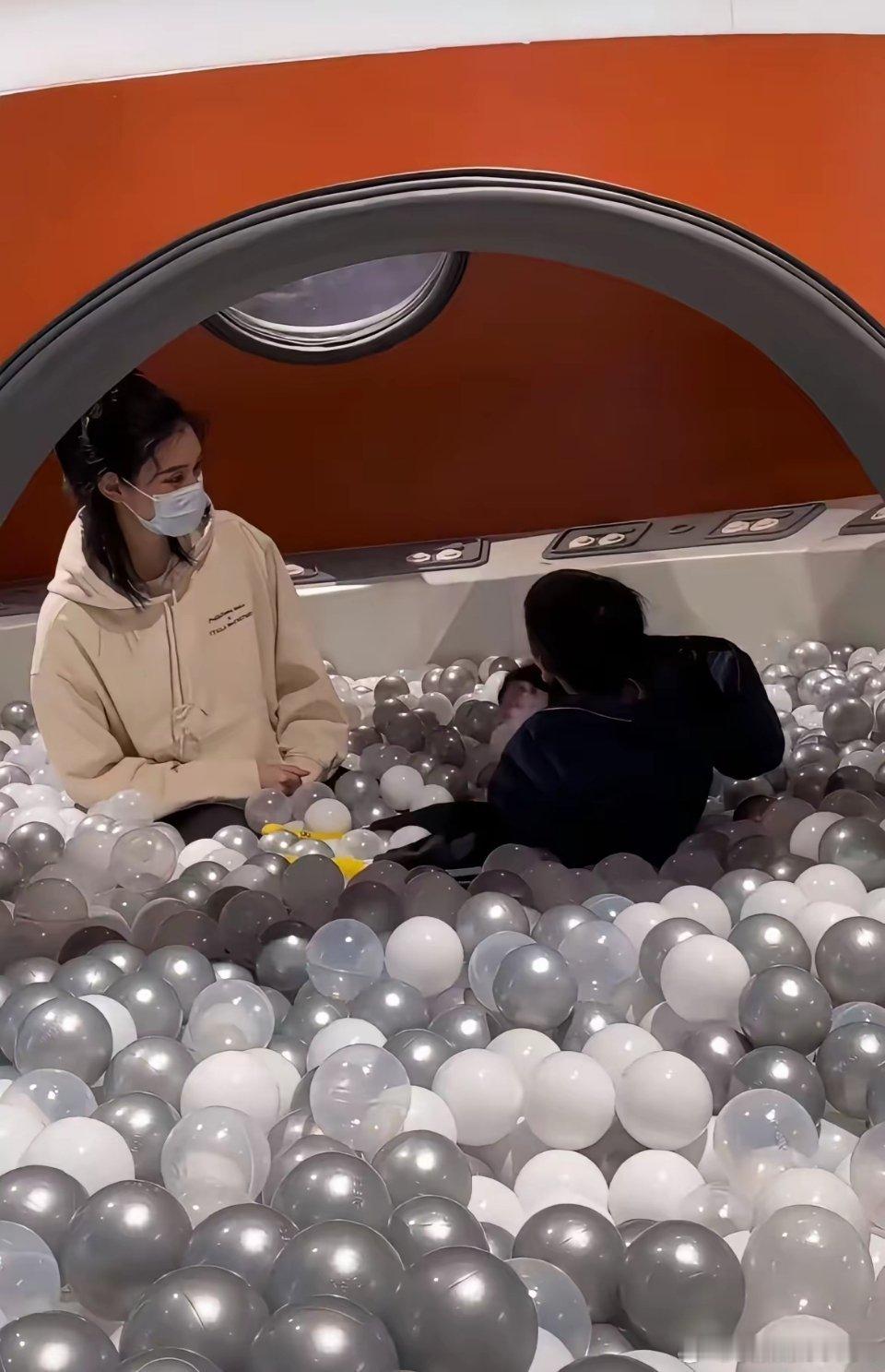 奚梦瑶带儿子何广燊去奈尔宝科技馆玩了，现场几乎看不到其他游客和小朋友，应该是包场了，有钱人的世界真好啊，可以买到清净和空间！他们还一起体验了海洋球、意念赛车等科技互动项，玩得不亦乐乎！奚梦瑶命真好啊，老公有钱有颜还比自己年轻这么多！ ​