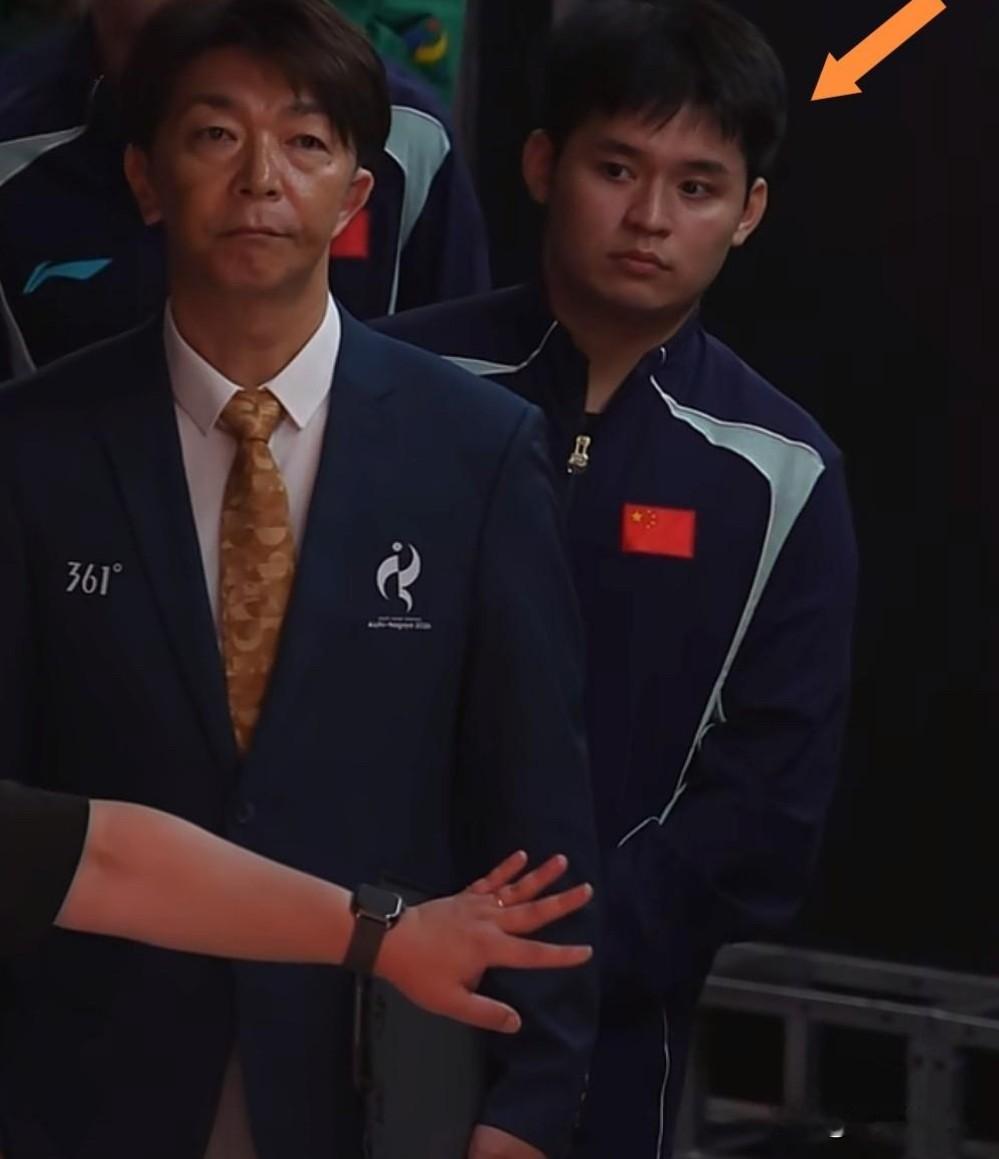 亚运会入场，林诗栋从引导员身后探出个脑袋？就这一下，我笑出声了。

前面队伍排得整整齐齐，引导员举着牌子带队往里走，大家都跟着，没什么动静。

结果镜头一扫，他大脑袋从引导员肩膀后头伸出来，眼睛睁得圆圆的，往旁边看，那样子，跟排队排到一半开小差的小孩没区别。

林诗栋二十多了，打球时候一脸严肃，反手