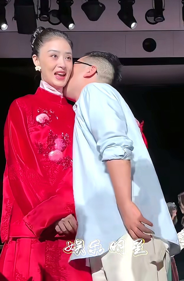微表情不会骗人，
不信你看蒋欣，
合照的时候，那个男设计师冷不丁凑上来亲脖子，她下意识猛地往后缩，还“啊”了一声，很明显被吓了一跳。

看得出来他俩根本不熟。她要真的是剧里那个霸气华妃，估计这男人早就被赐“一丈红”了。

换作是我们，陌生人突然靠自己太近，身体本能就会很抗拒，浑身别扭。

这个男人属