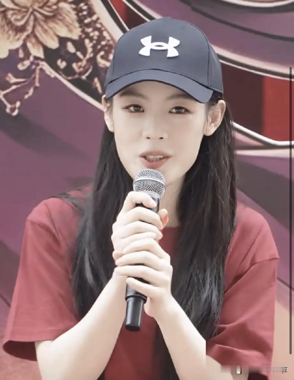 陈丽君主演的新剧《祝姑娘》在横店开机，最近频繁登上热搜。出圈的不是新剧本身，而是几个可爱的小乌龙。

开机仪式发言结束，她转身离场，手机却忘在了台上。走出一段距离，台下粉丝齐声喊“手机！手机！”，她才反应过来，赶紧折回去拿，场面又好笑又暖心。

这已经不是第一次了。之前在机场，她收下粉丝递来的一摞信