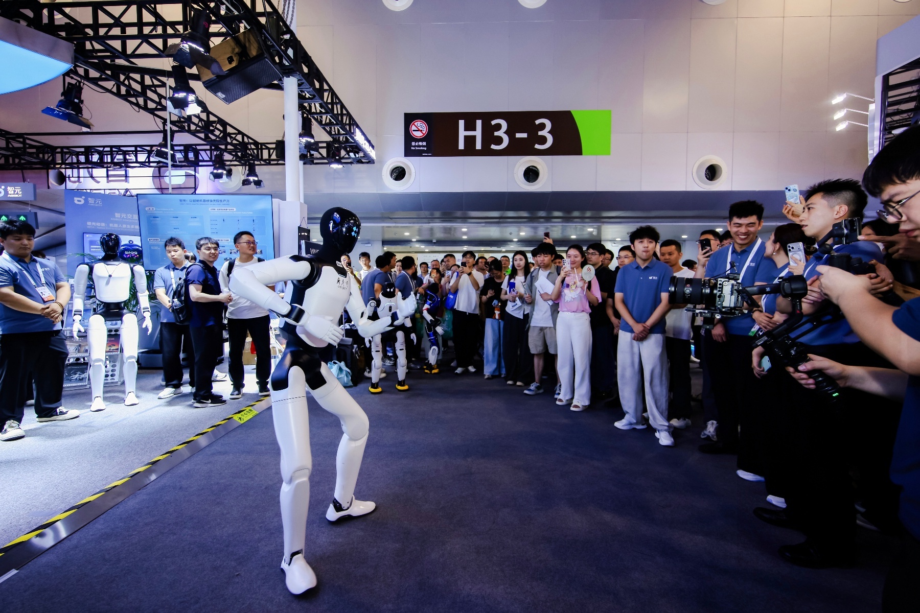 WAIC2026公认实干型人形机器人，彻底摒弃展厅表演样机。旗舰远征A...