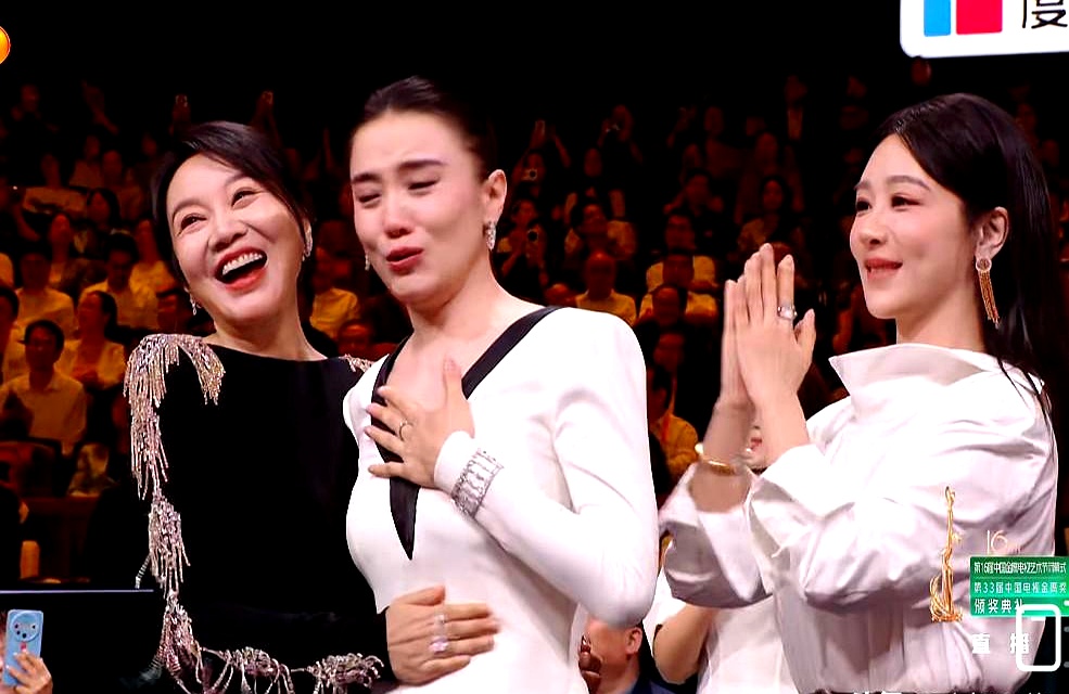 金鹰奖视后揭晓，全网押注的杨紫和闫妮双双落空，奖杯直接被宋佳稳稳端走
 

开奖前呼声震天，杨紫刚顶着《生命树》的百花光环，闫妮在《小巷人家》里的表现又演进老百姓心坎里，大家都以为视后八成从她俩里面出，结果名单一念出来，居然还是宋佳
 

凭借《山花烂漫时》，宋佳今年一路横扫各大奖项，如今再添一座金