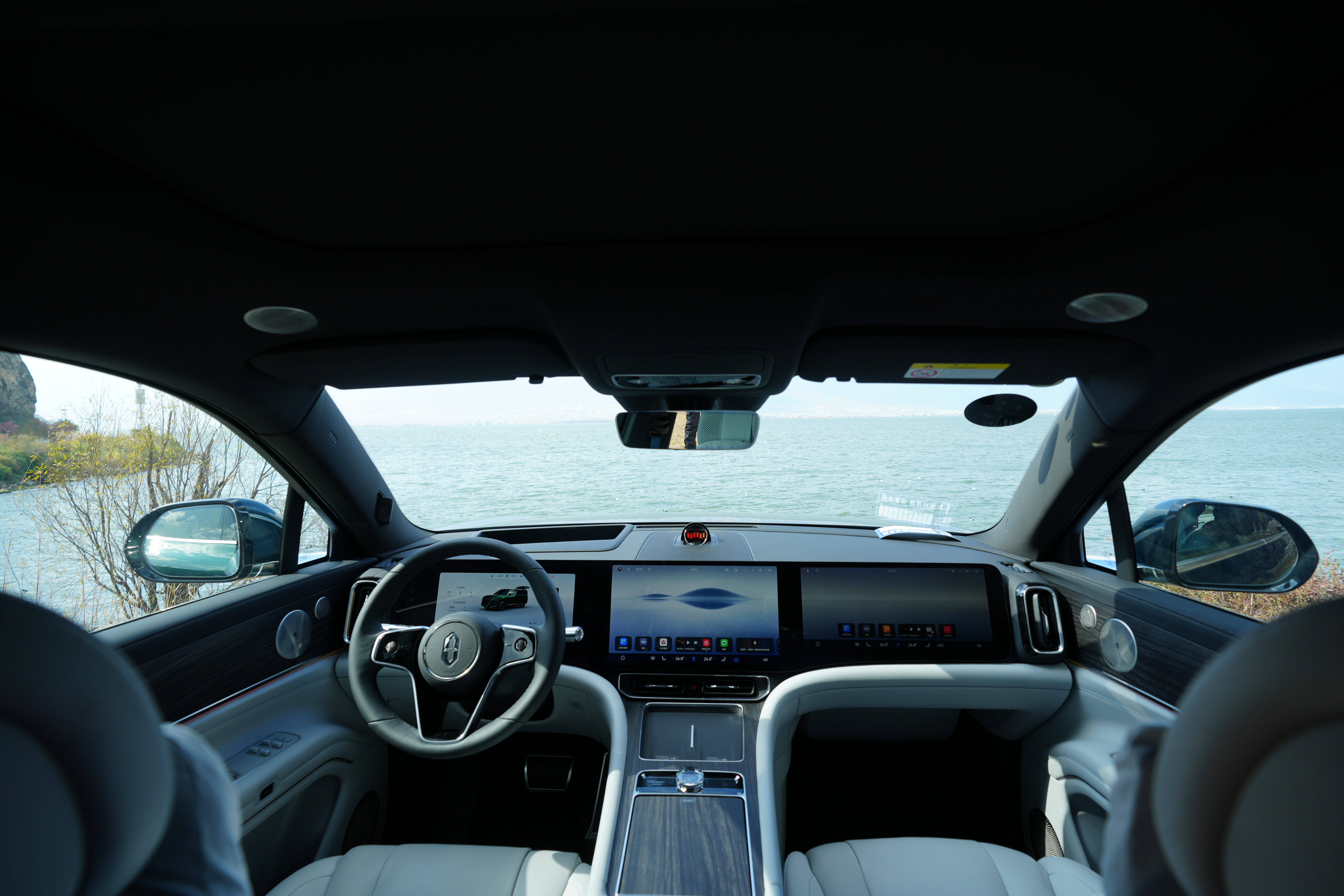 问界M9：驶向未来的移动美学空间         拉开车门的一瞬，银河...