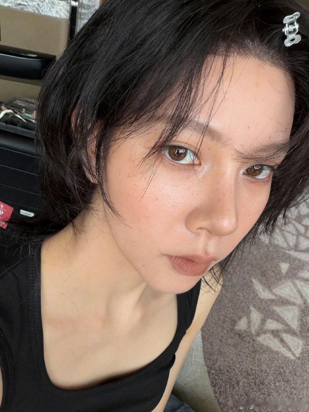 #宋妍霏吃菠萝包跟我一模一样#这个小宝宝吃商很高呀 ​