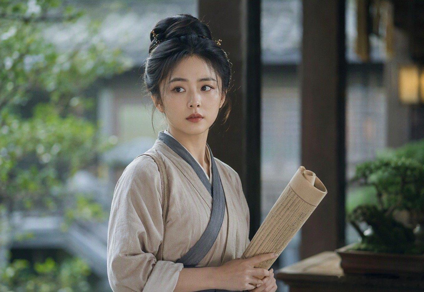 从《甄嬛传》里那个灵动狡黠的淳贵人，到《最好的我们》里带着书卷气的耿耿，再到《以家人之名》中治愈温暖的李尖尖，谭松韵似乎总能把那些带有“少女感”的角色演得鲜活又自然。但如果你以为她只能演傻白甜，那《兰香如故》里的许兰香绝对会打破你的刻板印象。

在这部剧里，谭松韵完成了一次极具挑战 ​