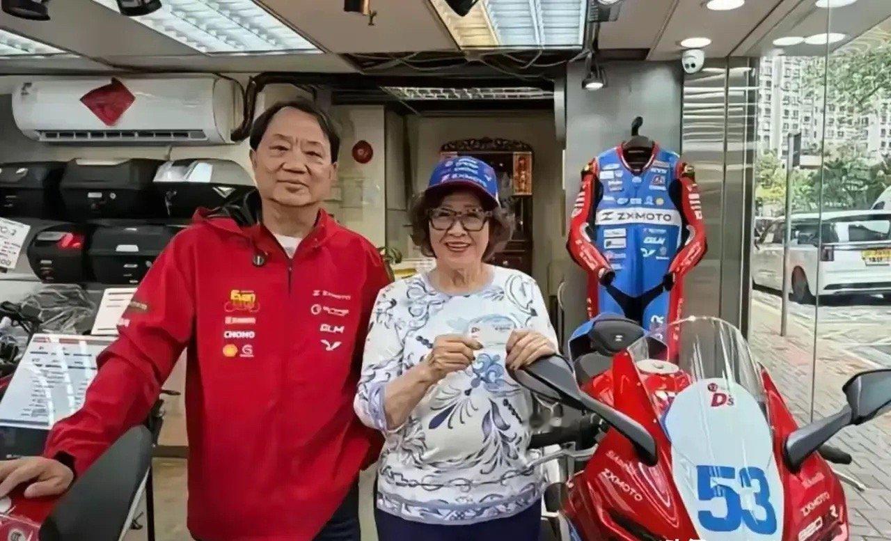 97岁李锦记掌门人喝冰可乐，不查不知道，一查我直接跪了。

一个97岁的老太太，当着满桌子名流的面，面不改色端起一杯冰可乐，咕咚咕咚喝下去。
旁边人调侃：“谁说可乐不健康？”
老太太眼皮都没抬，淡淡回了句：“谁会说可乐不健康？”

视频是国产机车品牌创始人张雪发出来的。

这老太太什么来头？ ​