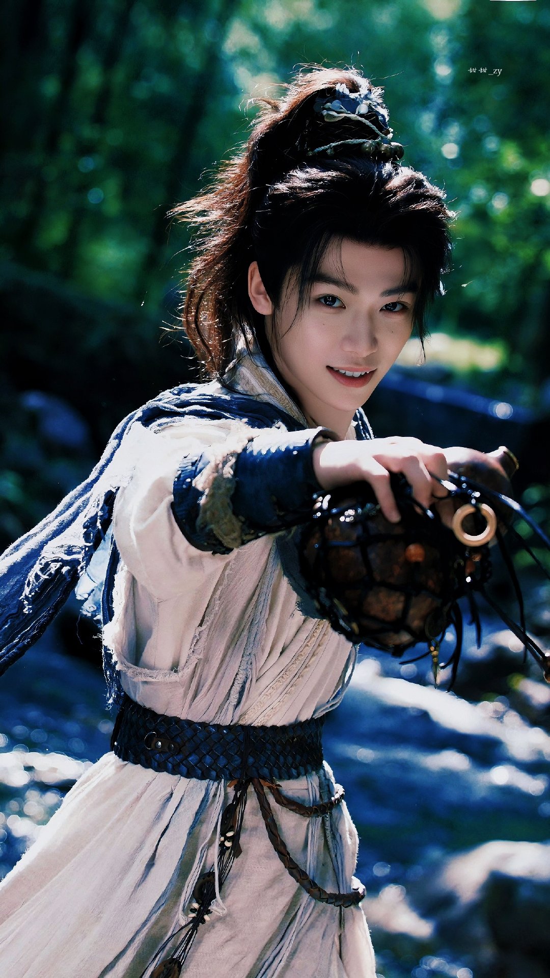 #梓渝[超话]# 🔮  #梓渝首张同名专辑梓渝# 

竹林有风，剑气藏锋。长歌路远，初心未变。
且听一曲《此间是少年》！

​