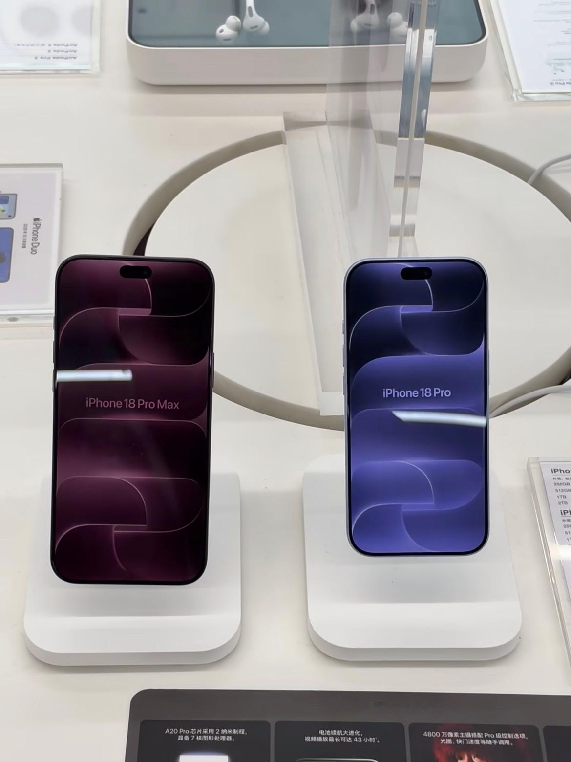 #iPhone18Pro 升级#苹果的18 Pro 的升级点其实很集中：A20 Pro 换代，性能和端侧 AI 往前走了一步；影像这次变化更明显，主摄加入可变光圈，拍摄控制也更完整；长焦、操控、屏幕细节继续补强。

续航最长视频播放从 31 小时来到 34 小时，充电效率也继续提升；再加上通信、机身细节和新配色，整体不是 ​