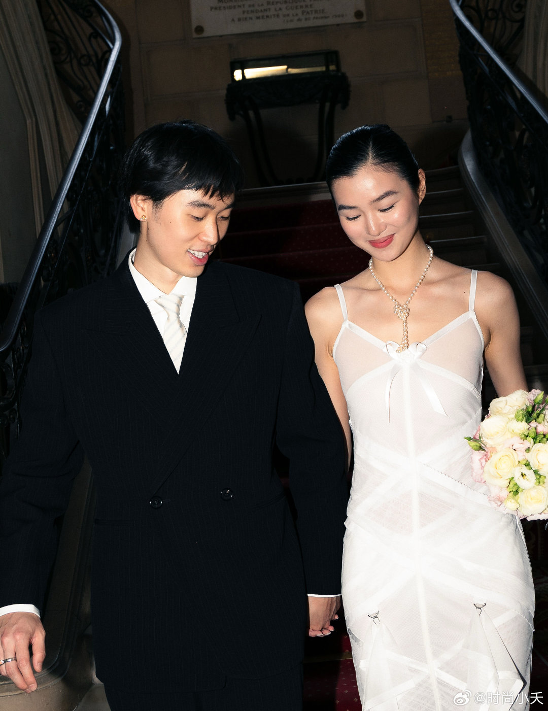 法籍华裔超模陈瑜与林依轮长子林子濠，正式官宣结婚。#陈瑜官宣结婚##模登日记#

2025年陈瑜发行单曲，林子濠担任音乐制作人，两人从工作搭档发展为恋人。 ​