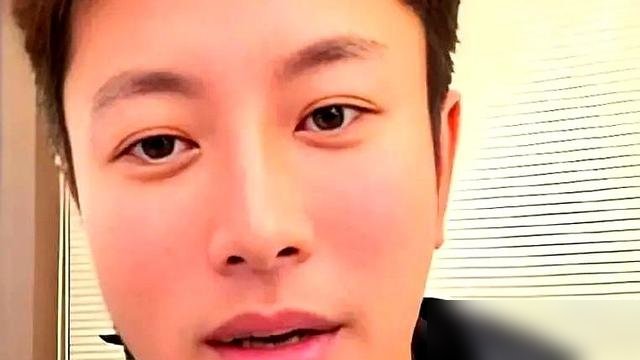 42岁的贾乃亮，在直播间把底裤都扒了，8年没戏拍，主动上门试镜，甚至求着降薪，人家制片人一句话就给怼回来了：带不来赞助，脸也不上镜。
这话听着扎心，但就是现在影视圈的实底。他自己也认，说这岁数卡在中间，演爹太嫩，演偶像太老。天赋就那样，台词背烂了也就混个及格。
最狠的是他补的那句，直播比拍戏压力