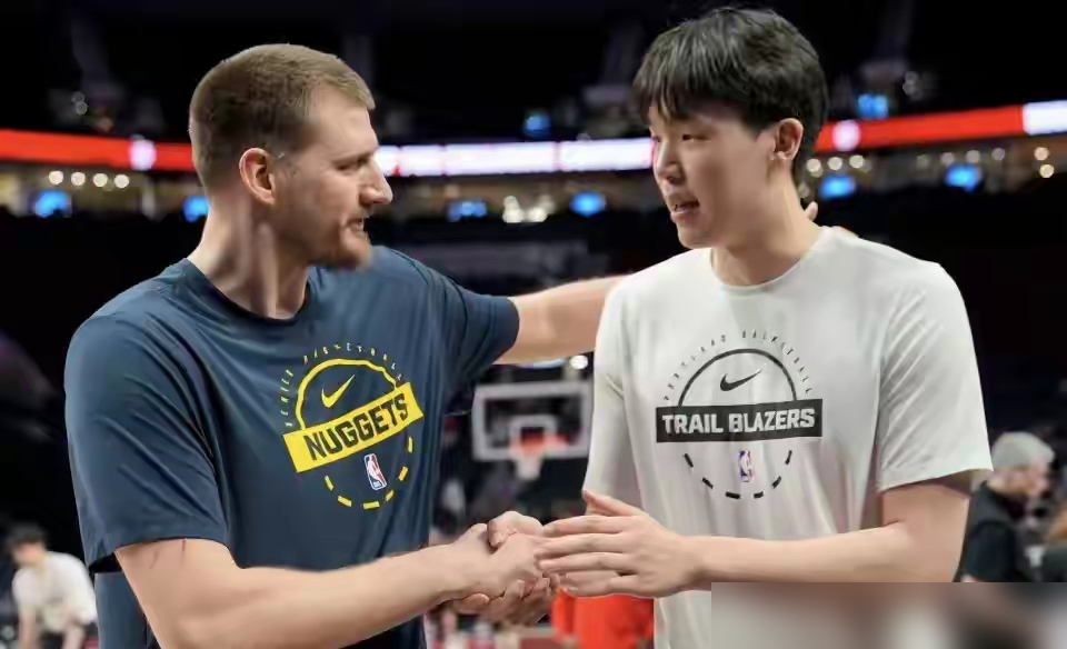 还没打上NBA，先被下放到发展联盟，杨瀚森这步棋，有人觉得亏了。
开拓者跟队记者放风，新赛季大概率先让他在G联赛练级。其实看夏联数据就懂了：场均10.8分5板3.8助攻，盖帽2.3个，罚球87.5%，看着挺全面。但场均3.8次失误、4.3次犯规，内线对抗下终结手软，脚步也慢半拍。14支球队试训，球