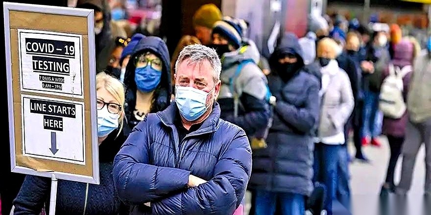 美国多个州官方启动公共卫生紧急预案，确诊病例出现断崖式暴涨，数据创下近三十年的新高。
当地街头医院的急诊室和呼吸科已经满员，不少轻症患者在短短几天内就恶化成多器官感染。
接下来持续涌入的跨境留学和商务人流，将全部交由国内海关检疫进行实体的拦截与筛查。
咱们这儿现在大街上，基本上没人还拿疫情当回事了。