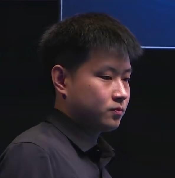 赵心童在爱尔兰公开赛首轮出局，2比0开局直接被高阳连扳四局逆转，这场球看得不少斯诺克球迷心里直堵。
手握两个大比分领先，换做长局制，赵心童大概率能稳稳收割。
偏偏碰上这种抢四的短局制，容错率几乎等于零。
熟悉赵心童的人都清楚，他是那种极其吃手感、骨子里偏慢热的球风，等球杆真正摸热、节奏找准，抬