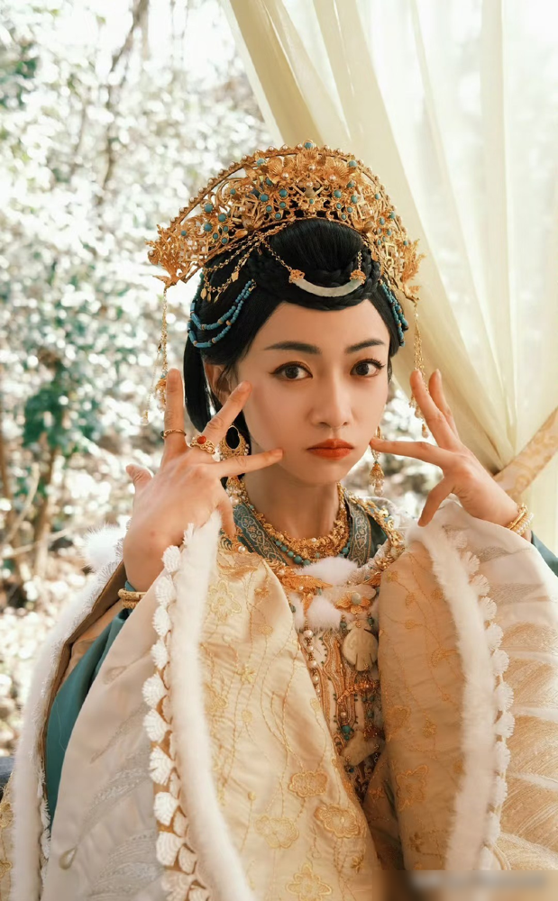 网传丁禹兮吴谨言，最后开机的是谭松韵刘学义。
《兰香如故》这饼溜过多少人，肖战邓为的名字都往上堆过。最后谭松韵挑大梁，9月11日直接上CCTV-8。
有人开始逐帧对比丁禹兮和刘学义谁更贴林锦岐。可没人提吴谨言，她压根没接。
真相往往很无聊，演员不接戏只有一个理由：本子不够狠，或者片酬不够狠。