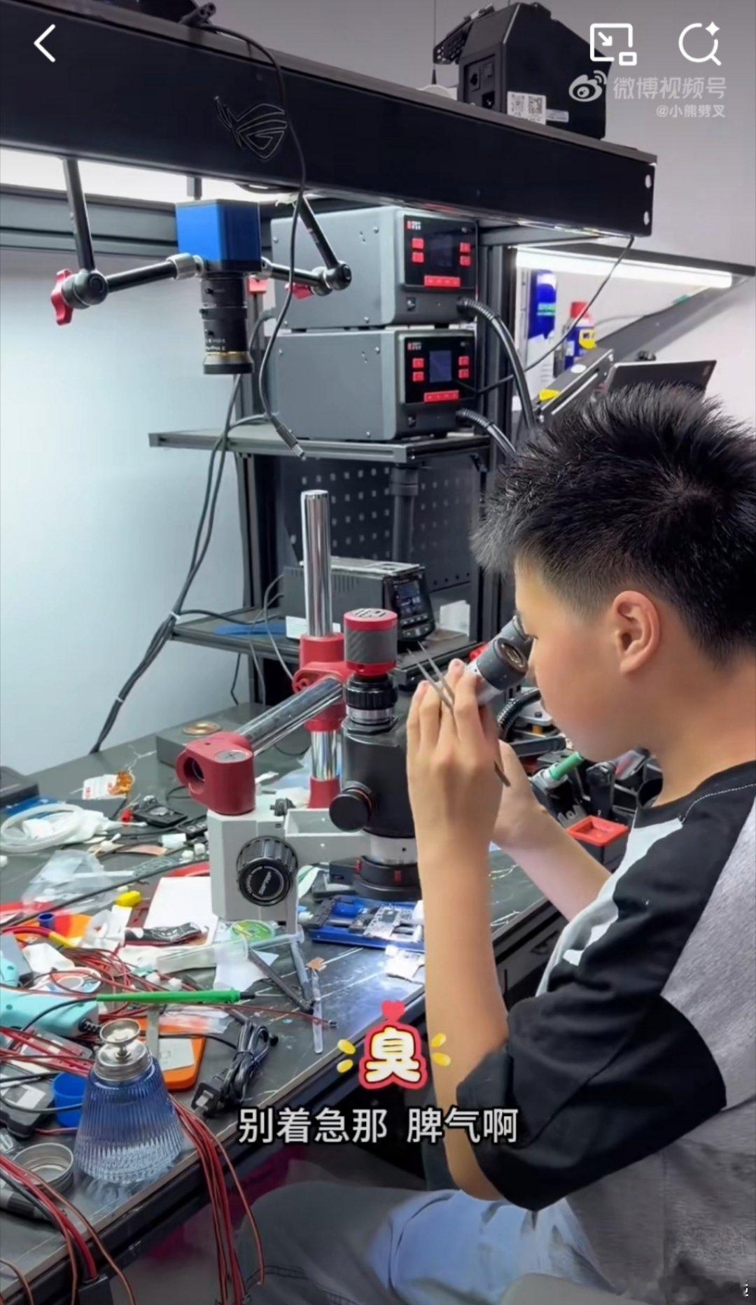 还不自知，陷入自我感动。 ​​​