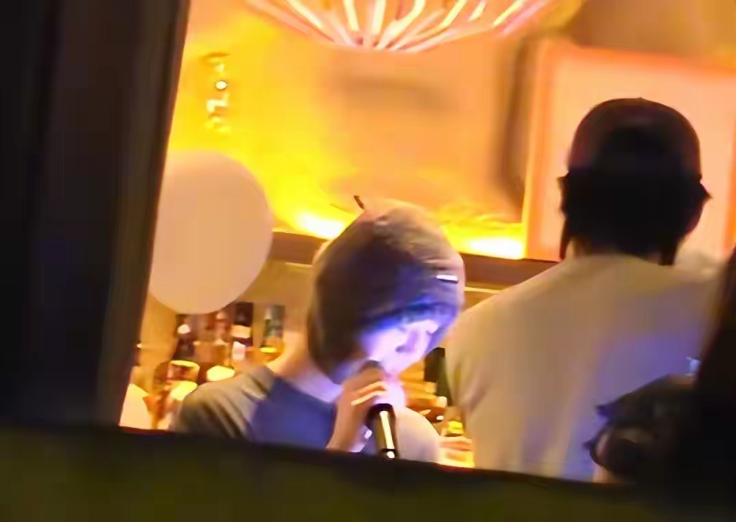 张碧晨生日宴好嗨，鹿晗唱歌庆祝，醉酒而归很尽兴，走路都走不稳。
 
整场聚会热闹非凡，鹿晗作为到场嘉宾，现场放声高歌，给寿星送上祝福，带动全场气氛。
 
席间大家举杯闲谈，鹿晗也频频喝酒，放松投入在朋友相聚的氛围当中。
 
宴会持续到后半夜才结束，离场的时候，酒意已经完全上头。
 
镜头之下他脚步摇