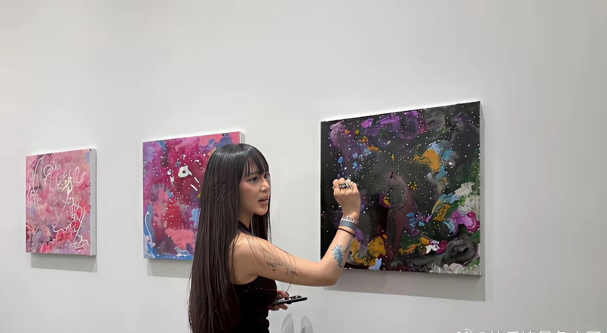 王菲的情敌、窦唯的前妻高原与父亲高飞以及女儿窦佳嫄在窦佳嫄画展现场的一张留影，现场窦佳嫄还展出了她的书法与画。​​