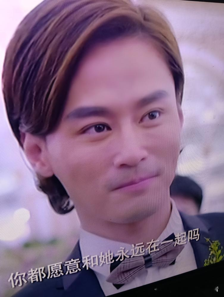 压12年才播的老剧，把当年的王沪生杀出来了。
孙松这次演配角，完全没了当年王沪生的窝囊劲儿，松弛幽默，满是生活烟火气，悄悄把剧里紧绷的冲突感调顺了。
现在全网都在聊娄艺潇转型、谭松韵熬成一线，没人注意到这个老头。他演得有分寸，不抢戏不面瘫，每一个细节都立得住。
好演员从来不用抢热搜，戏抛了，功