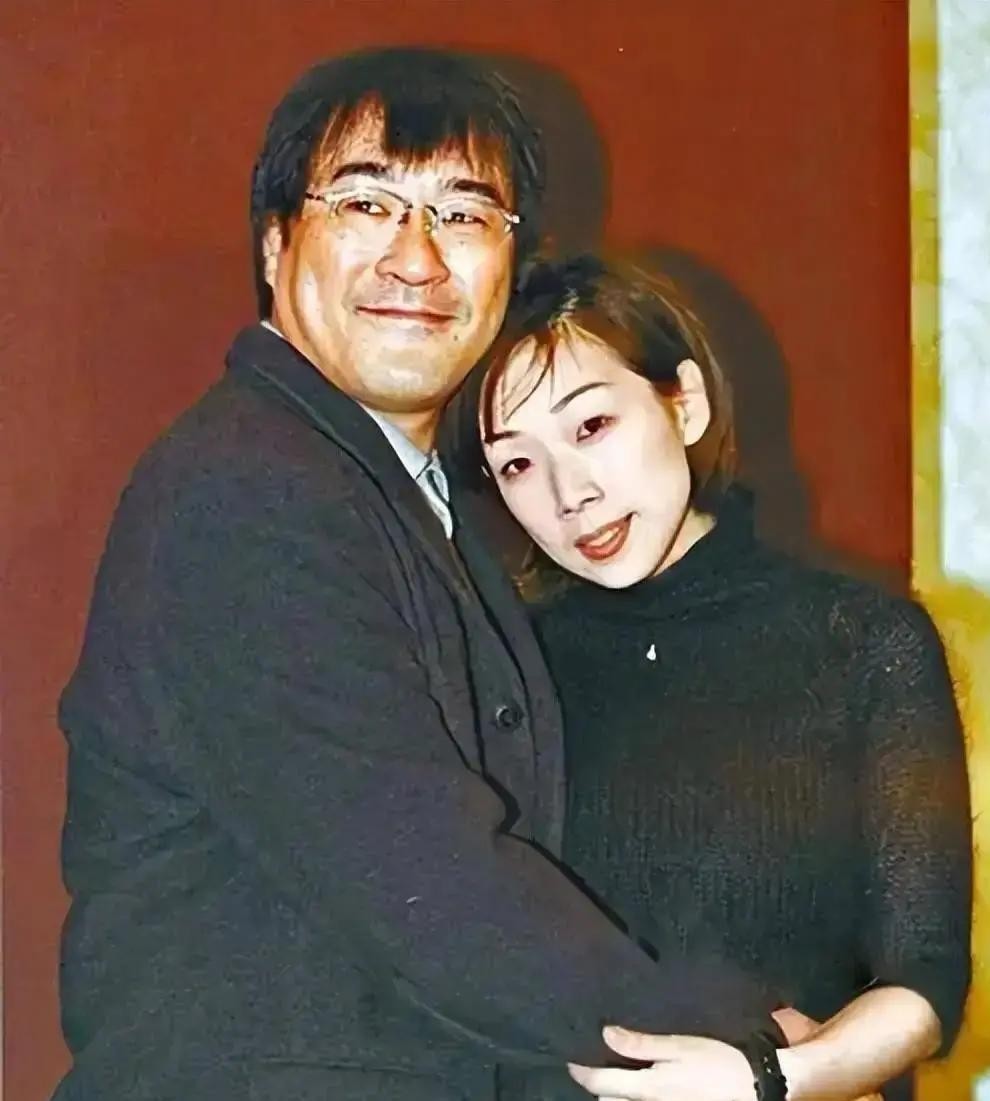 1994年那场暂别演唱会上，李宗盛把林忆莲请上台，两人唱着《当爱已成往事》，眼神缠得分不开。台下坐着朱卫茵，她把一切看在眼里，没起身，也没出声。
后来林忆莲走了，他追到加拿大，在人家门外冻了一夜，写下《为你我受冷风吹》。再回台北，他站在厨房门口对朱卫茵说：“她怀孕了，我得负责。”
朱卫茵签了字。半年