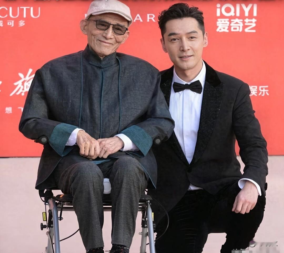 胡歌发文悼念爷叔游本昌！拍电视剧《繁花》的时候，游本昌看到胡歌演的阿宝，感慨仿佛看到年轻的自己；胡歌也十分敬重这位前辈，北影节红毯上亲自推着游本昌的轮椅，尽显晚辈礼数 。
爷叔一路走好！
济公先生千古！