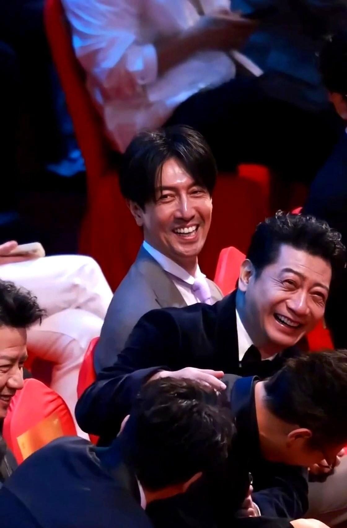 倪萍在飞天奖上冲李乃文喊“好好活着”，听着像逗乐，其实话沉得很。胡军先开玩笑说他底下喘气都匀实，倪萍接着补一句，台下郭京飞笑得往后仰，李乃文捂脸缩脖子，段奕宏他们也跟着乐。可就在这一个月前，敬一丹71岁走了，倪萍在新疆阿勒泰赶节目录不成，隔三千公里发长信说对不起；没几天彭玉93岁也走了，她又发合照悼