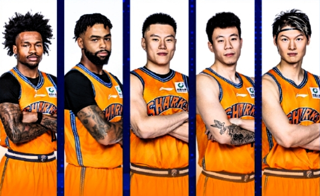 CBA揭幕战，上海男篮34分血虐深圳男篮，古德温三双，拉塞尔首秀21分，王哲林18个篮板统治内线，张镇麟表现也很亮眼，深圳男篮根本顶不住！
就在今天，CBA揭幕战，上海男篮主场以102-68狂胜深圳男篮，取得新赛季开门红，不愧是卫冕冠军！
上海男篮经验戒指就火力全开，17-0一波流直接带走，王哲林篮