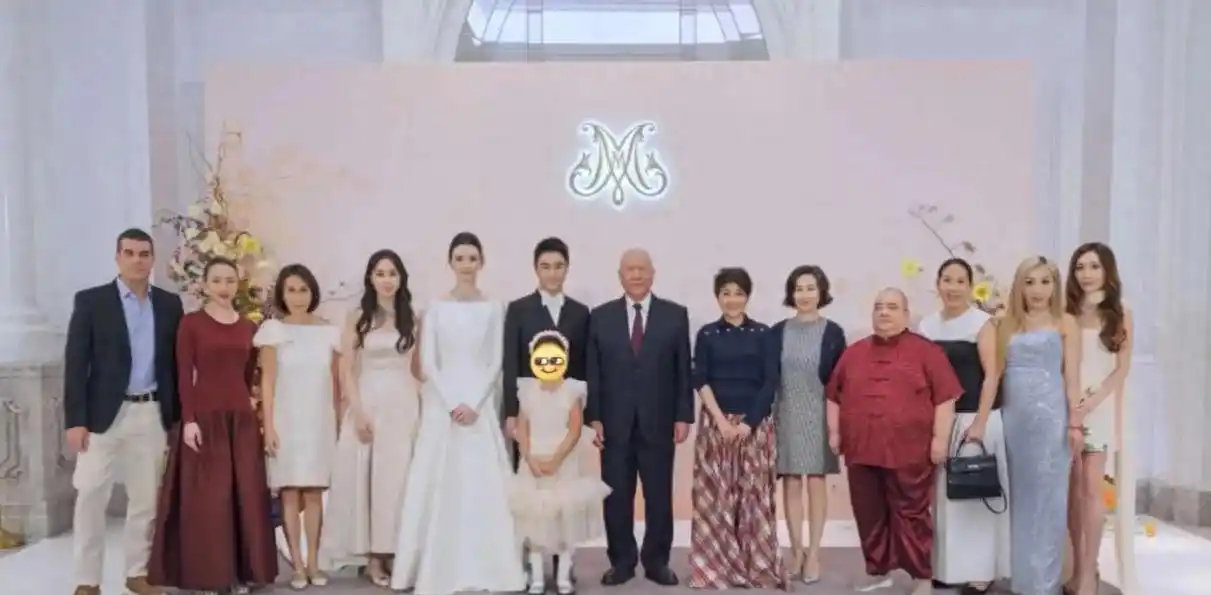 何超欣晒哥嫂全家福！奚梦瑶满身金饰引热议，一双儿女红衣氛围感拉满 ​