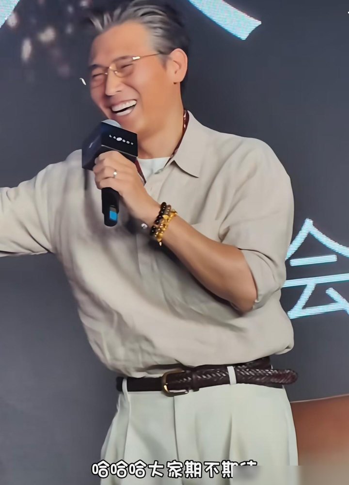 李乃文一句“挺不好意思的”，直接把路演现场点着了。他演刘诗诗前夫哥，戏里搂着叫老婆，戏外网友全在算年龄账。
《醉梦》里这俩人是离婚多年的前夫妻，一个调查记者，一个啤酒厂宣传科长。千禧年改革，雪夜死了个女工，厂长也没了，十六集就为翻这案子。
刘诗诗素颜短发，冻到嘴都闭不上。李乃文这边刚辟谣完“日本