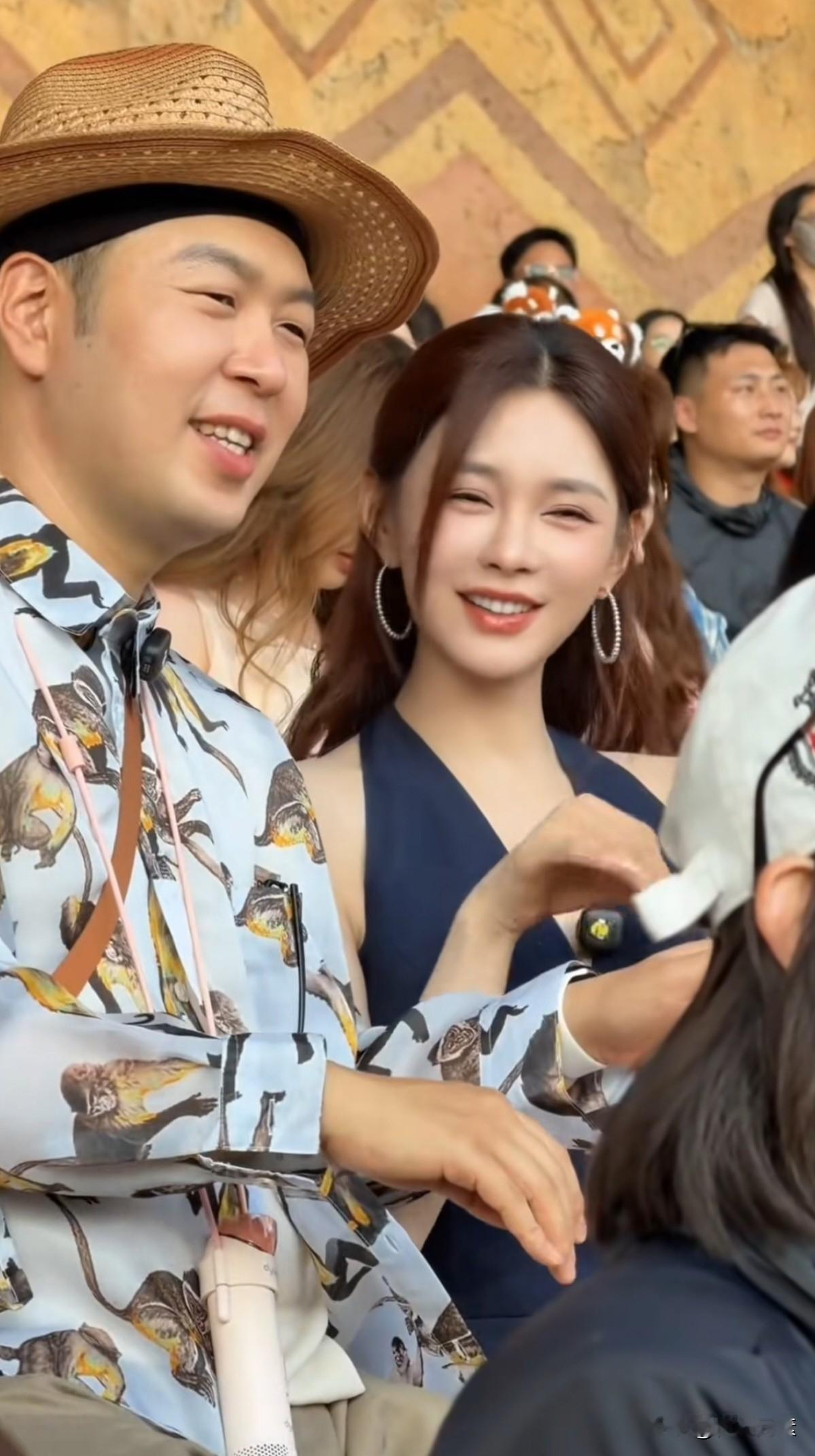 湖南卫视著名主持人沈梦辰，五官精致，颜值超高。温纯的挨着杜海涛有说有笑，杜海涛兴致勃勃，也是开心极了。
也难怪，杜海涛能找到这么漂亮的沈梦辰做老婆，这是捡到宝了。