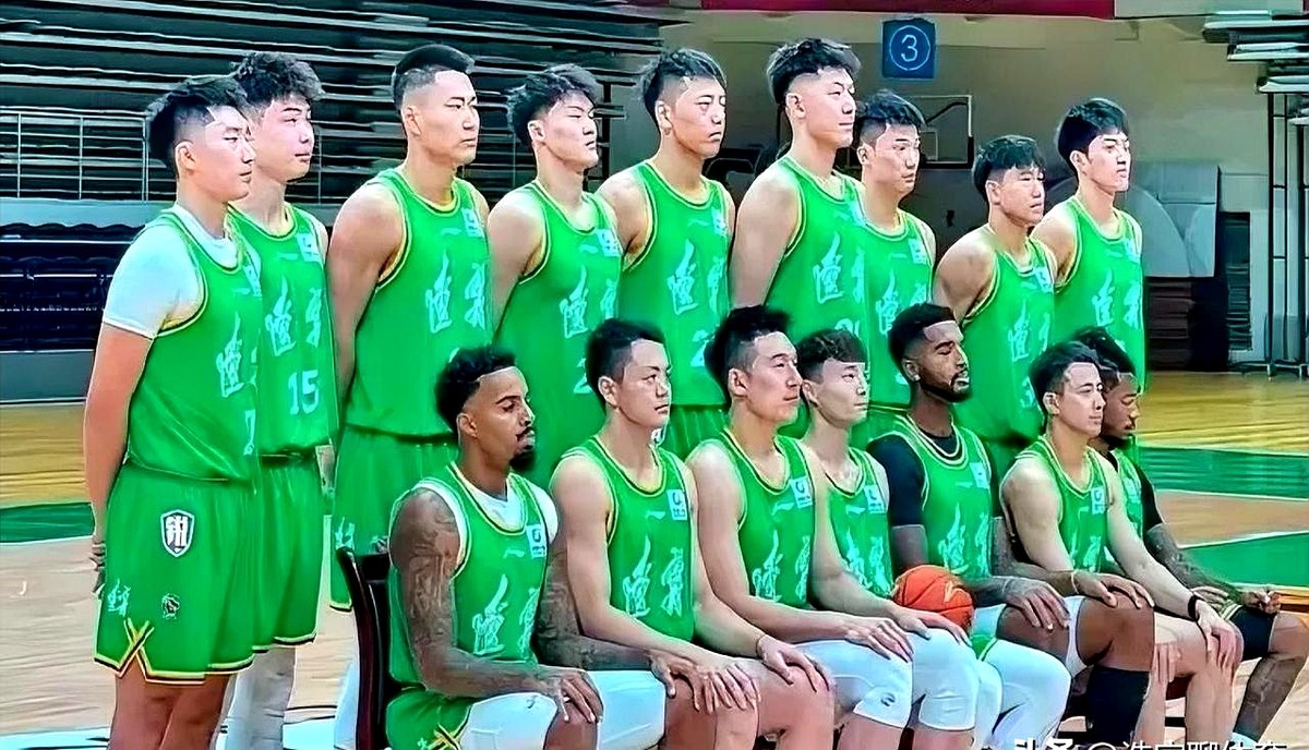 新赛季辽篮首发预测出炉，看到姜宇星的名字，不少球迷得揉揉眼睛。

这套预测的常规首发名单挺狠：赵继伟、爱德华兹、姜宇星、付豪加克里斯。

具体轮换怎么打？末节单外援拼刺刀时，赵继伟带着段睿骐、姜宇星、付豪和克里斯先顶。到了决胜时刻，库珀或爱德华兹随时准备换下继伟，张陈治锋替下克里斯。

三号位也是个