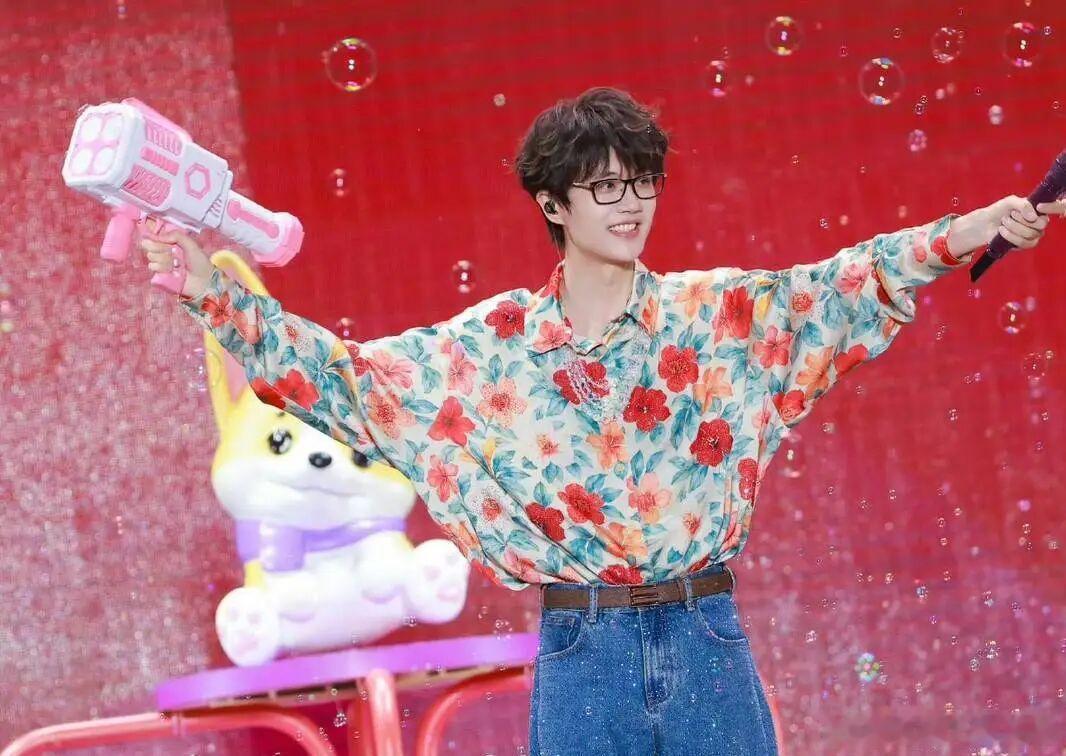 热搜第一！两人低调恋爱4年0绯闻，曝许嵩与小14岁冯禧结婚 ​