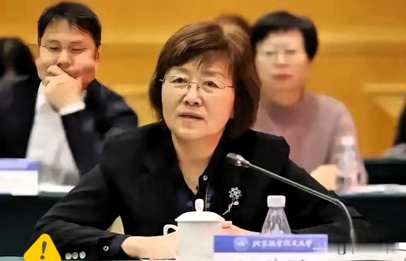 2019年国庆阅兵，东风-17第一次公开亮相。

当时外媒的注意力全在那个弹头上：尖的，带四个小翅膀，跟常见的导弹长得不一样。火箭军介绍时话说得很简单——轨迹灵活多变，对方很难拦。

后来大家才知道，这套东西背后的理论框架，是一个女工程师搭起来的。

她叫祝学军。

1962年生的沈阳人。1984年