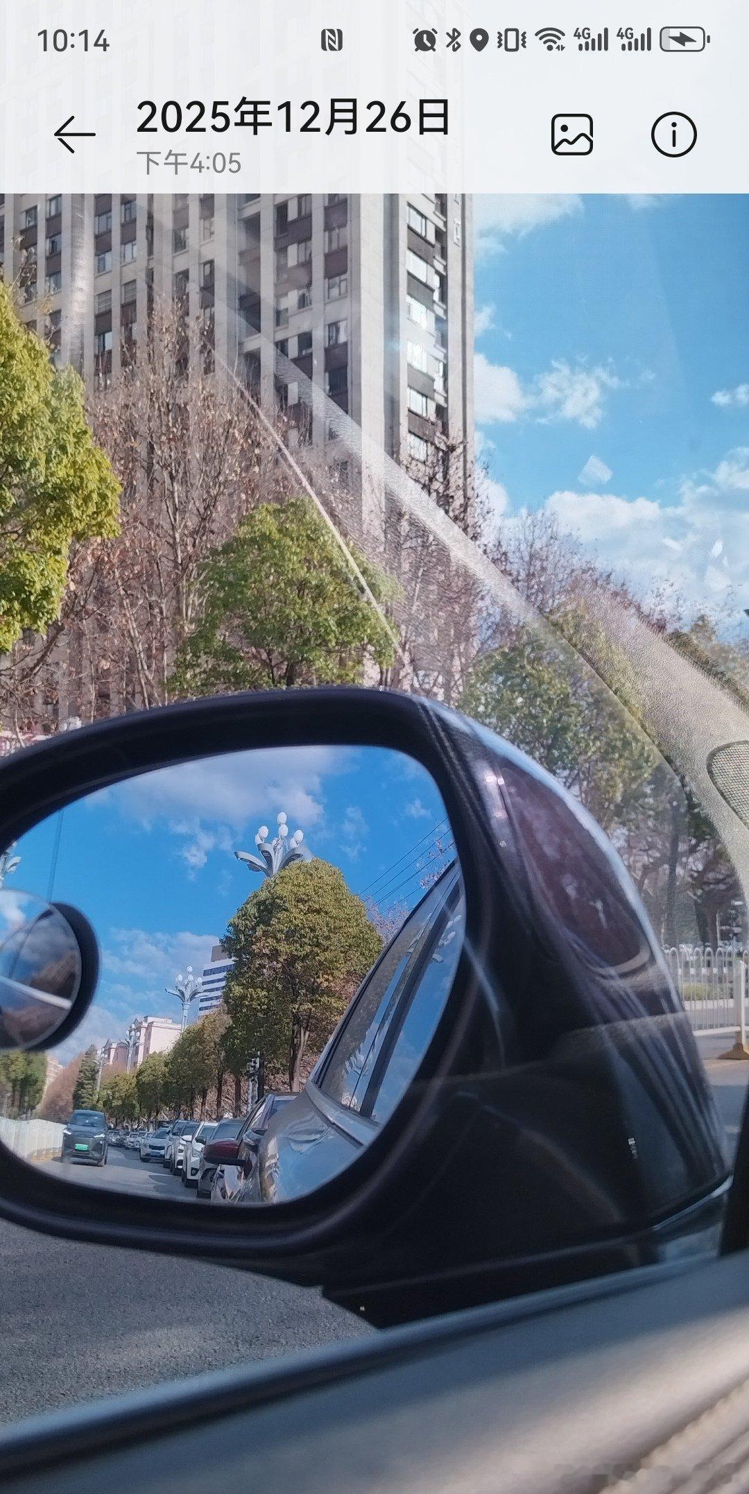 为什么我最近不谈#尊界# 的事情？这些内容，是讲泛财经的那些漂亮小姐姐们的专属，我就不凑热闹了。因为谈了是没什么意义的！就好比说最近#中概股又爆发#，为什么要谈呢？同样，谈了是没意义的。前一阵大A市场汽车整车走一波行情，我总结出来一个关键词，那就是——“困境反转”，这跟房地产板块类似， ​