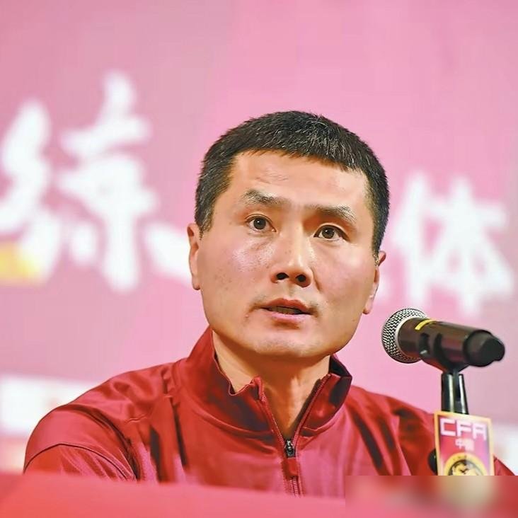 0比3输新西兰，邵佳一在更衣室把话挑明了：想踢世界杯，这个级别的队必须赢。
话难听，但这是国足这么多年来，少有的几句人话。
9月24号刚3比0赢马尔代夫，三天后就被新西兰打回原形。邵佳一这趟带的什么人？主力被U23抽走，17岁的高中生都拉上去踢国际比赛。输了，他主动揽责，说年轻队员得交学费。