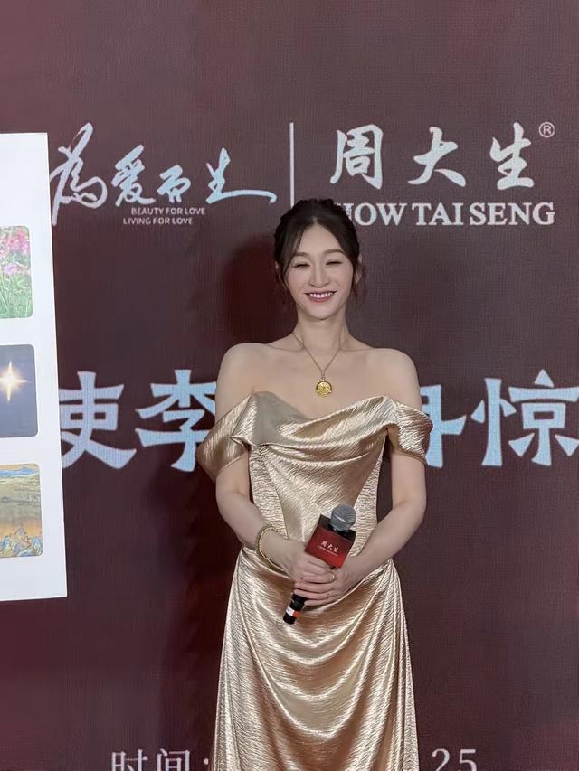 李小冉出席活动，年过半百的她，像少女一样迷人，整个人气质又好又大方，好身材压藏不住。真没有想到，离过婚后，李小冉越来越有魅力，靠人不如靠己呀。