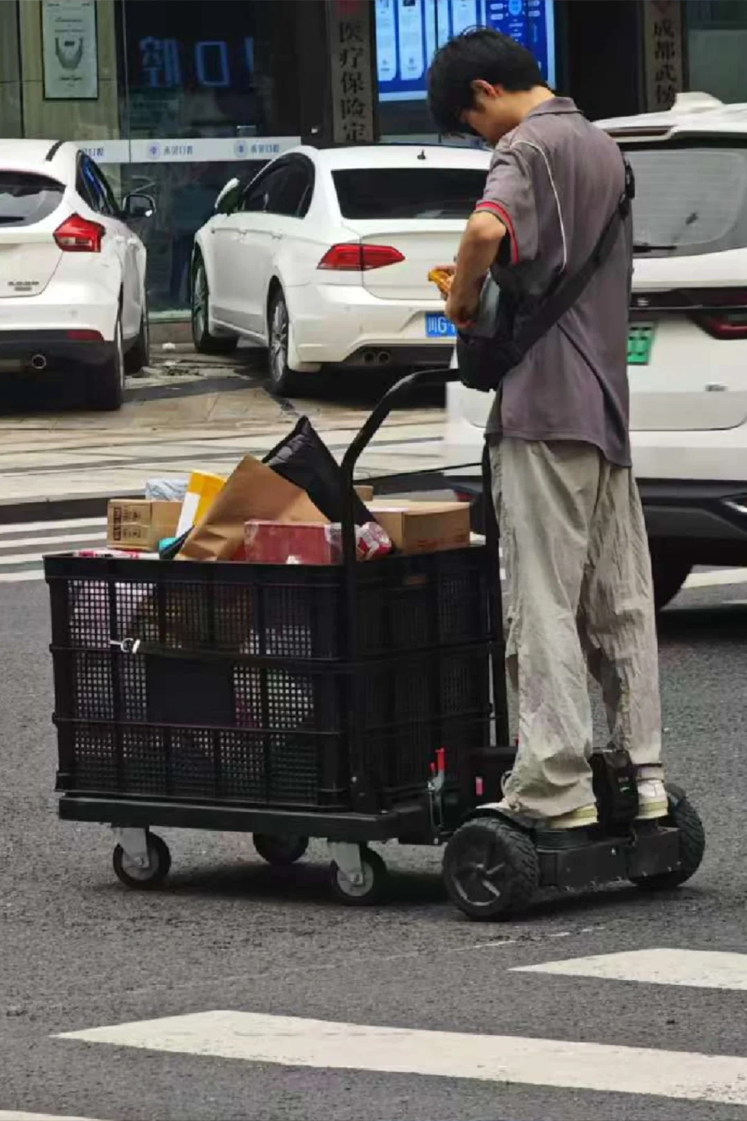 现在送快递的工具都这么洋气了吗？😂