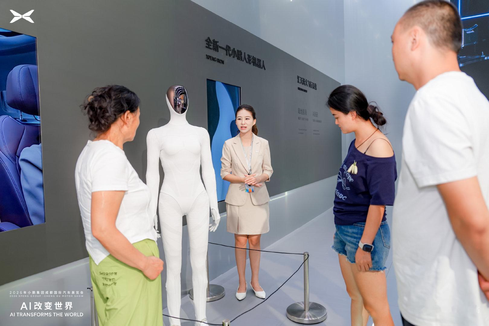 🔥成都车展公众日第一天，小鹏展台现场人气爆棚！ 
热度拉满，持续吸引国内外鹏友。

全系车型集结，欢迎走进来看一看，坐一坐，亲自感受实车质感和豪华科技配置。
现场限定好礼放送中，还没来的鹏友速来打卡👋

#小鹏物理AI全品类登陆成都车展##2026成都车展##小鹏汽车[超话]# ​