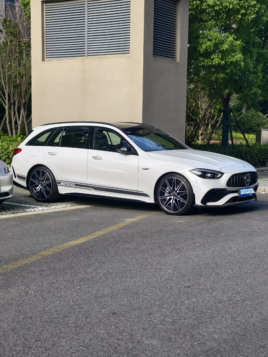 小区偶遇白色奔驰C43AMG 旅行版