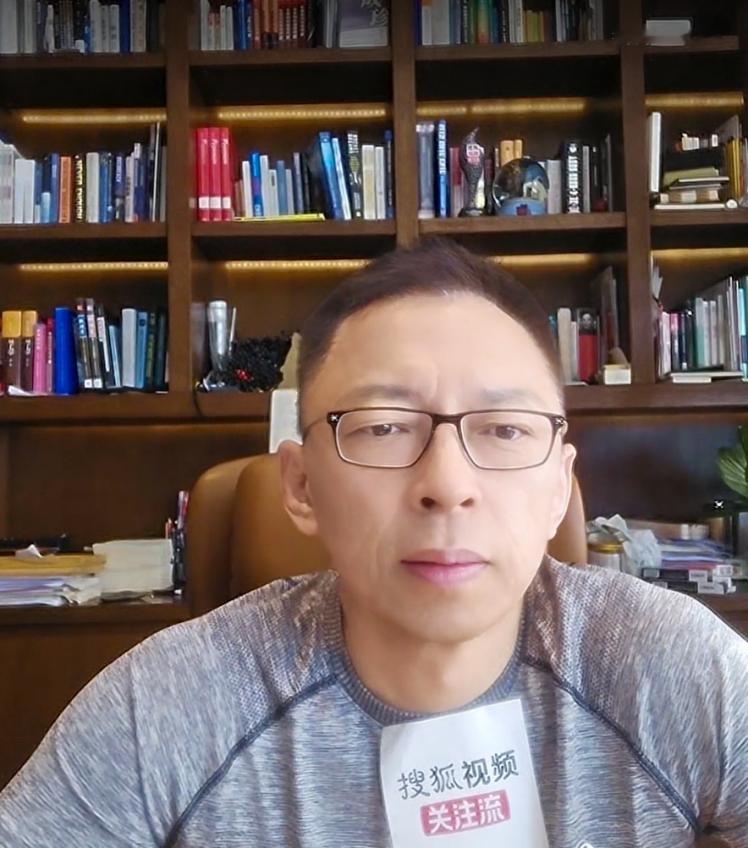 【也门战局牵动全球、《绝命毒师》演员离世 《张朝阳的英语课》盘点国际热点】10月13日12:30，新一期《张朝阳的英语课》在搜狐视频关注流准时开播。搜狐创始人、董事局主席兼首席执行官张朝阳以中英双语，分享了也门内战最新战局、《绝命毒师》知名演员RJ·米特离世两则外媒热点报道，带网友理清事件全 ​