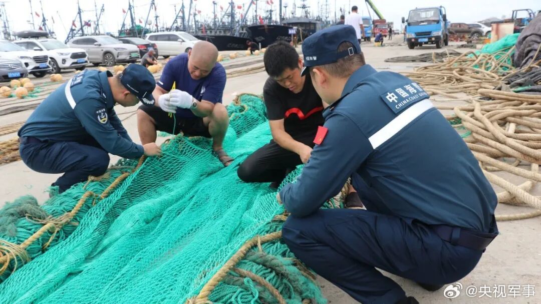 【开渔啦！#中国海警守护黄渤海金秋首捕#】9月1日12时，北纬35°以北的黄渤海海域结束了为期4个月的海洋伏季休渔，中国海警局北海分局为渔民“金秋首捕”护航。祝愿每一艘出海渔船，乘风破浪、满载而归！#七班长的早晚安#（中国海警） ​