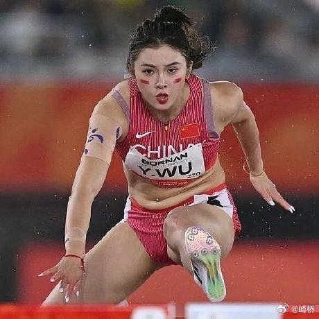 《吴艳妮亚运会夺铜，起跑反应0.192秒，赛后吴艳妮哭了：给今天比赛打100分，对比三年前，自己在体能、身体状态与竞技表现上确实存在差距》9月27日，亚运会田径项目女子100米栏决赛，福部真子12秒74夺冠，中岛瞳12秒78亚军，吴艳妮13秒12获得铜牌，林雨薇13秒47排名第七。 ​