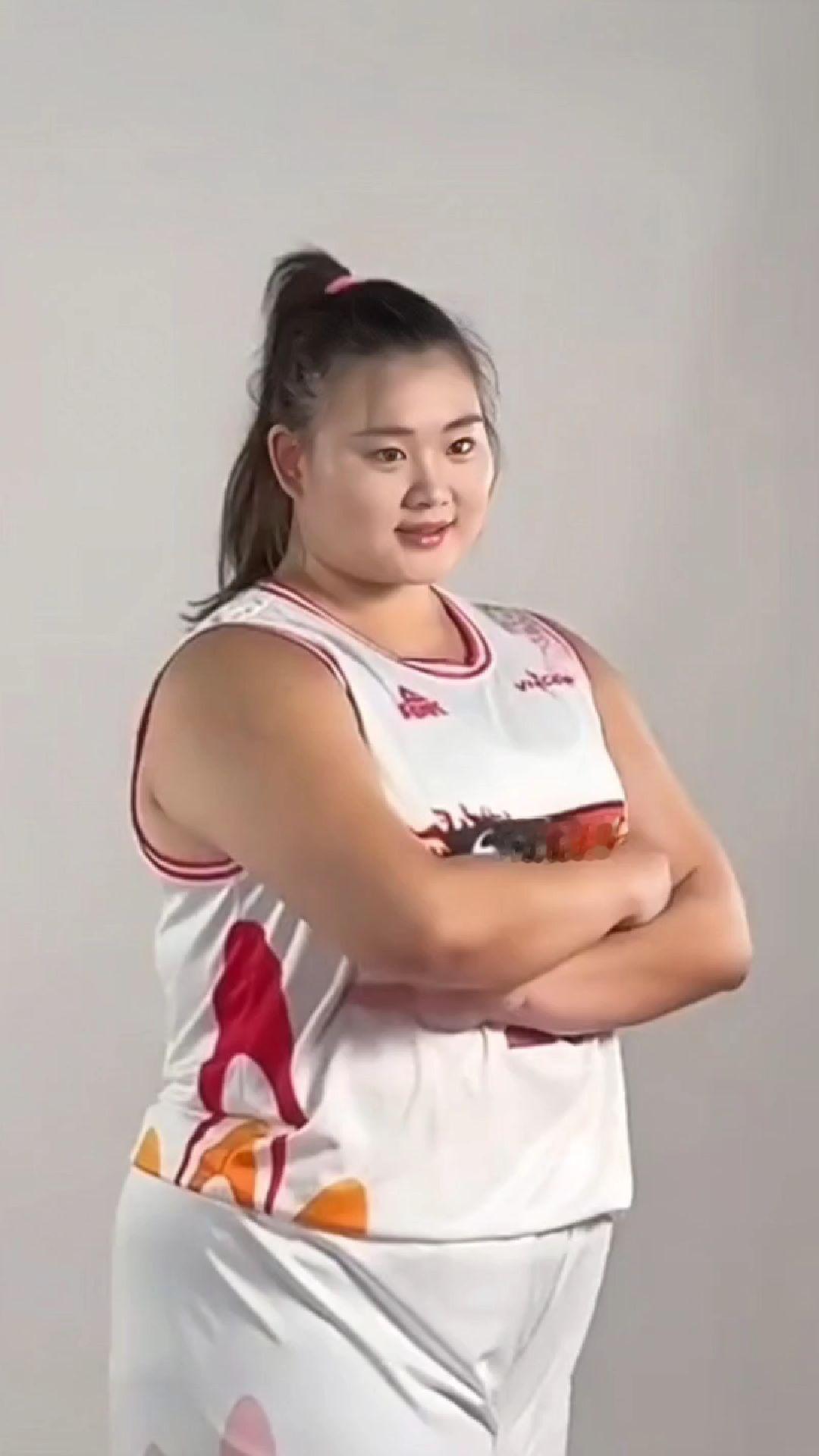 专打日本女篮，那就是中国女篮巨无霸刘禹彤！23号刘禹彤在内线轻松抢下板，给了11号队友。23号直接碰撞36号，火星撞地球！这一碰撞对大宝贝根本没啥影响，自己就已经移动到篮下，外线一个直传刘禹彤，打板就拿下分。女篮抗日第一人
